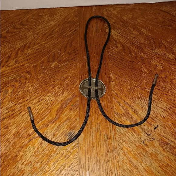 BOY SCOUTS OF AMERICA Cub Scout Vintage Bolo Tie Pewter Wolf Black Cord. - Picture 4 of 4